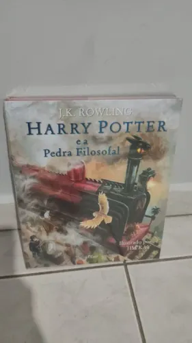 Livro Harry Potter e a Pedra Filosofal edição ilustrada