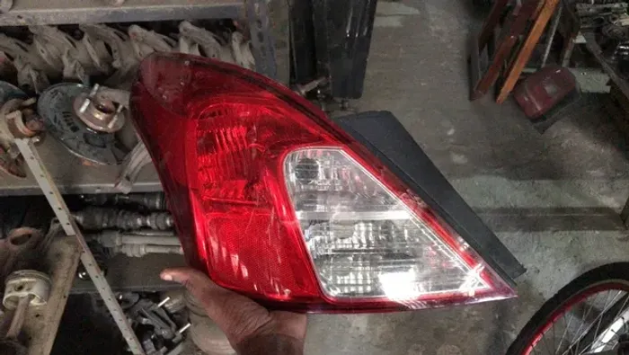 Lanterna Esquerda Nissan Versa 2016
