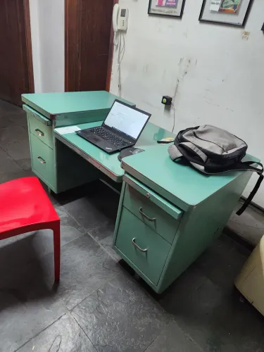 Mesa vintage metal tanker de Escritório Verde com Gaveteiro