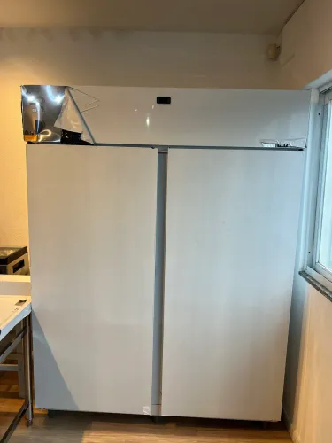 Mini câmera 2 portas para açougue 1900 litros com gancheira 