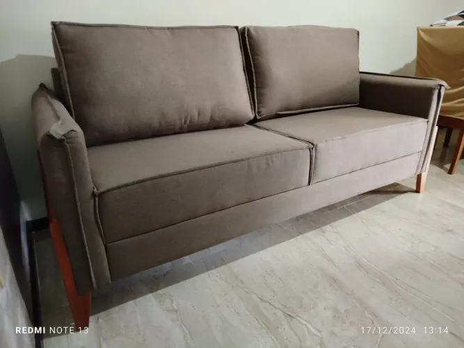 Sofá 3 lugares living base de madeira 