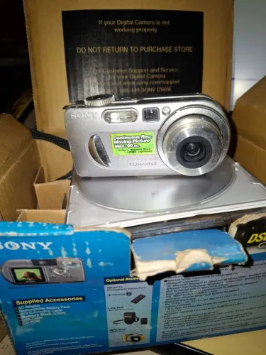 Câmera Sony Cyber-shot dscP10 (Com defeito)