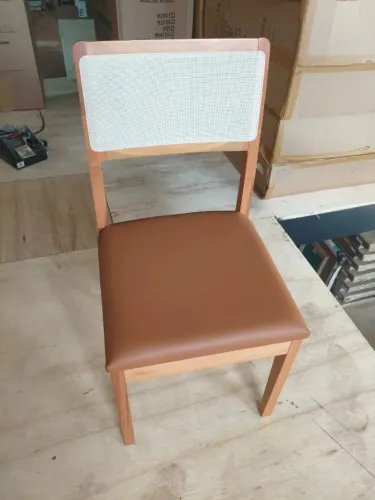 CADEIRA DE MADEIRA COM ASSENTO NO COURINO