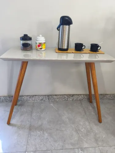 Mesa aparador de vidro laca, modelo pés palito de eucalipto 