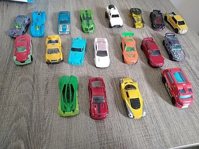 Coleção de carrinhos Hot Wheels e similares