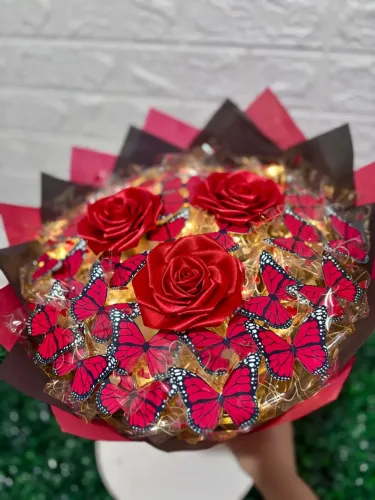 Buquê de Rosas com Borboletas: Decoração Encantadora