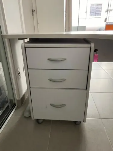 Mesa de escritório em L com gaveteiro e suporte de CPU