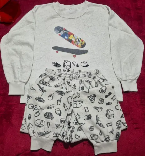 Conjunto de Pijama Infantil com Estampa de Skate