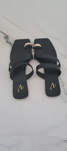 Rasteira preta com detalhes em dourado.