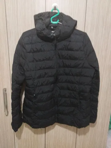 Jaqueta feminina puffer Uni Qlo preta com capuz, tamanho XL.