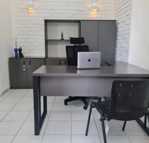mesa em L para escritório 1,35 x 1,40m pés de ferro diretoria atendimento