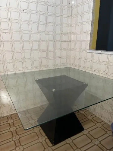Mesa de vidro com base preta