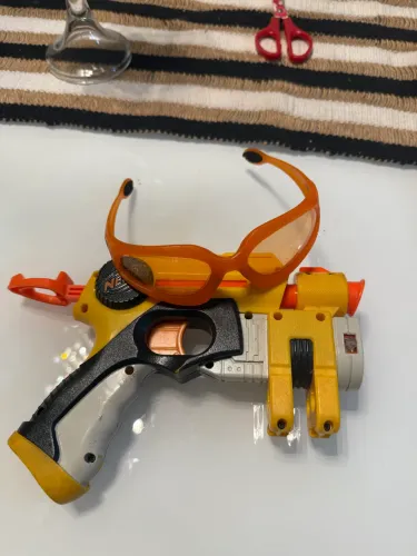 Arma Pistola Nerf + óculos de proteção 