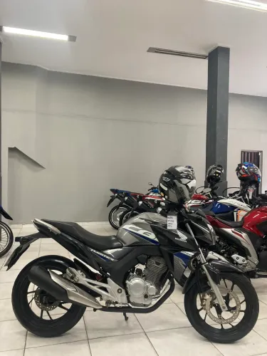 Imperdível Honda CB TWISTER 250CC CINZA, baixo KM, em ótimo estado de conservação! 