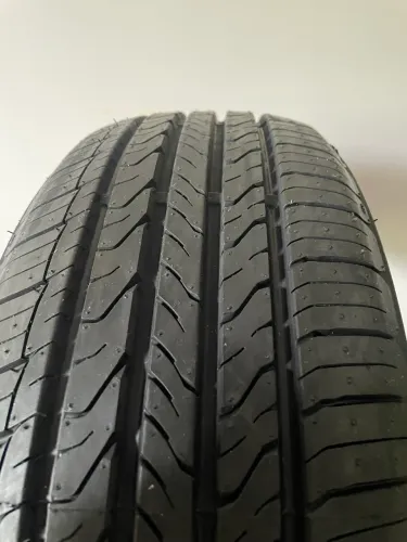 Par de Pneus Itaro 195/60 R15 (Novos)