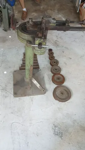 Máquina de Curvar Tubos e Vergalhões