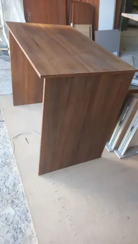 Mesa em MDF amadeirado 