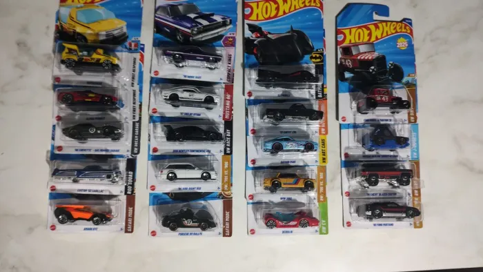 5 Hot Wheels por R$90 (escolha entre os da foto)
