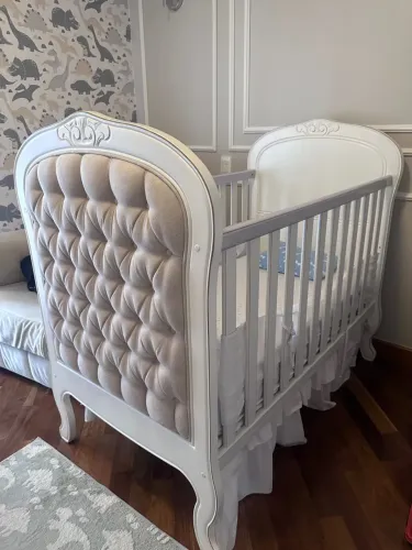 Berço de Bebê Clássico com Detalhes em Capitonê madeira maciça