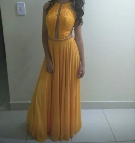Vestido de festa longo com detalhe em tule 