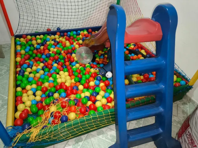 Piscina de bolinhas com escorregador e escada