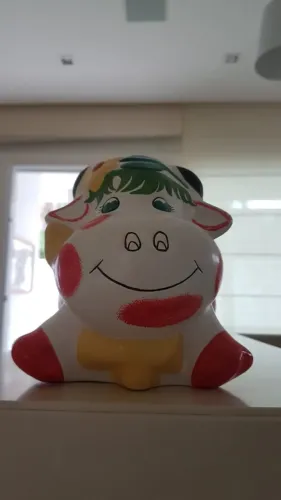 Cofrinho infantil, em argila, em formato de simpática VAQUINHA