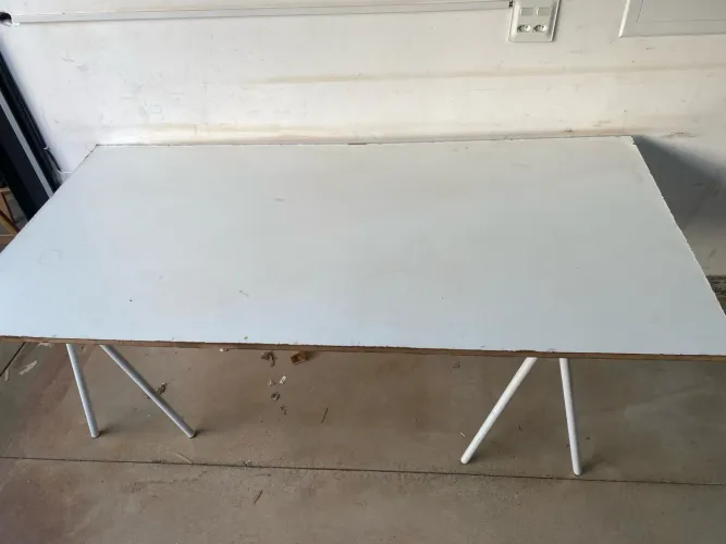 Mesa de madeira branca