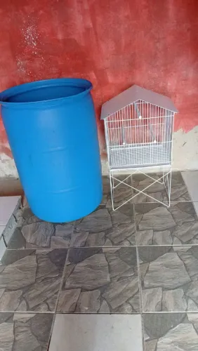 Tonel reserva de água e viveiro de passarinho