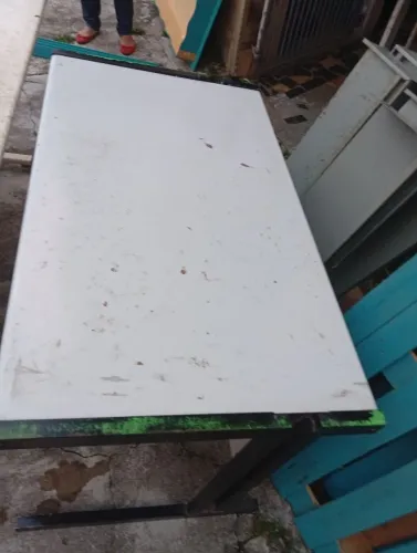 Mesa de ferro para escritório