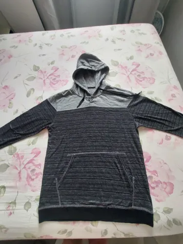 BLUSA MANGA LONGA E COM CAPUZ, MASCULINA, TAMANHO: M.