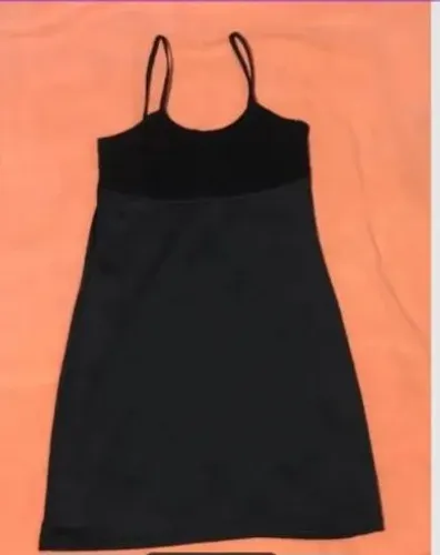 Vestido preto de alça com renda no busto, forrado e por baixo o  mesmo tecido  tamanho M