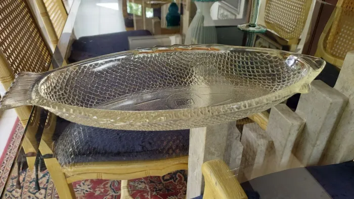 Travessa na forma de peixe em vidro moldado