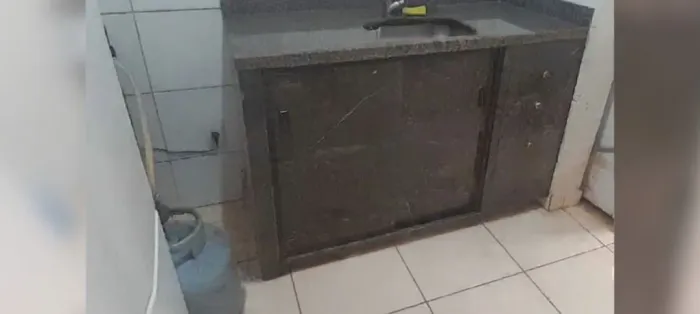 Armário de porcelanato com gaveta 