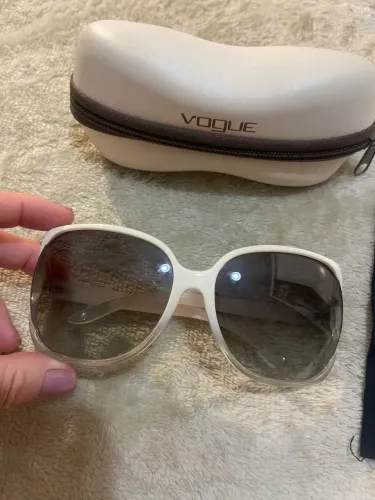 Óculos vogue branco,não vendo pela OLX ,só pessoalmente .