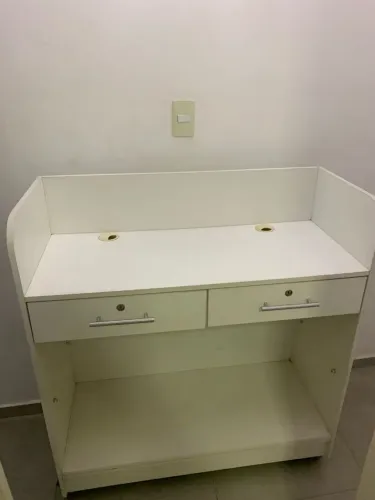 Balcão branco com gavetas - Ótimo para Comércios.