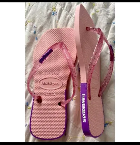 Chinelas Femininas com Tiras de Glitter 