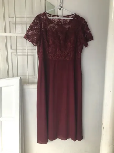 Vestido de Festa Bordô com Renda