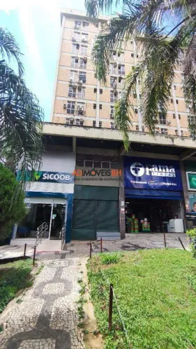 Loja comercial toda reformada com 81m², sobreloja de 30m², 03 banheiros, depósito, frente