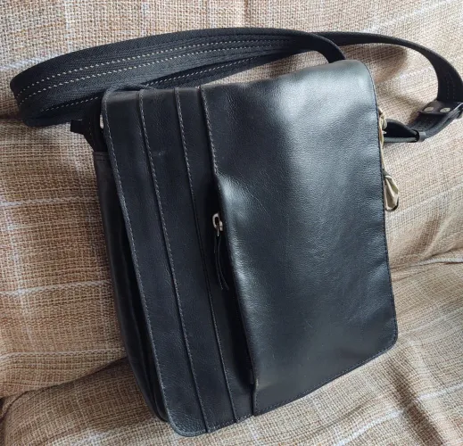 Bolsa de ombro em couro preta