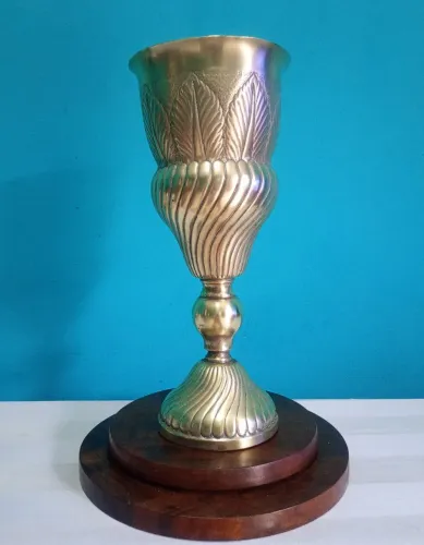 Antigo e raro vaso / floreira em bronze <br><br>36 x 16 cm