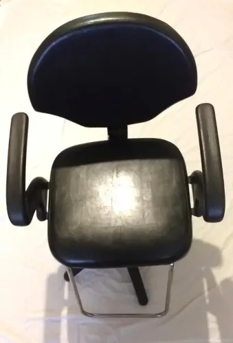 Cadeira para corte de cabelos em salões. De residência, praticamente sem uso.