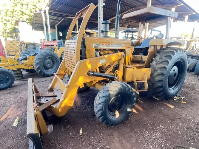 Trator CBT 2600 com lâmina 