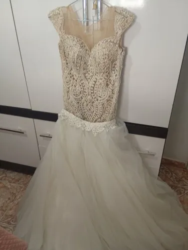 Vestido de noiva 2 em 1, com véu e porta aliança 