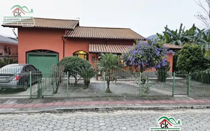 Chácara com casa de 04 quartos no Centro de Águas Mornas
