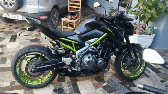 Kavazaki z900  escapamento esportivo mas possui o original também .2 Dono  moto impecável 