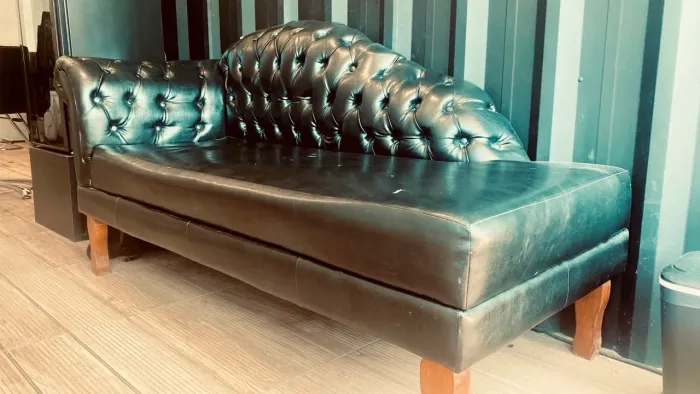 Lindo sofá divã preto vintage