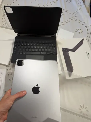 iPad Pro de 11 polegadas, 4ª geração e Magic Keyboard