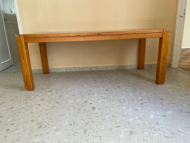 Mesa de 8 lugares de madeira, da Tok Stok