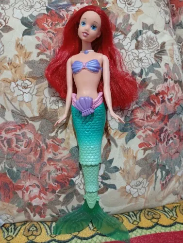 Barbie pequena sereia funcionando.