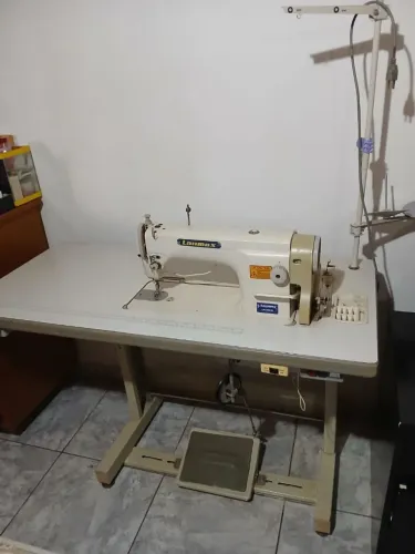 Vende máquina de costura,pouco uso, máquina industrial costura reta.